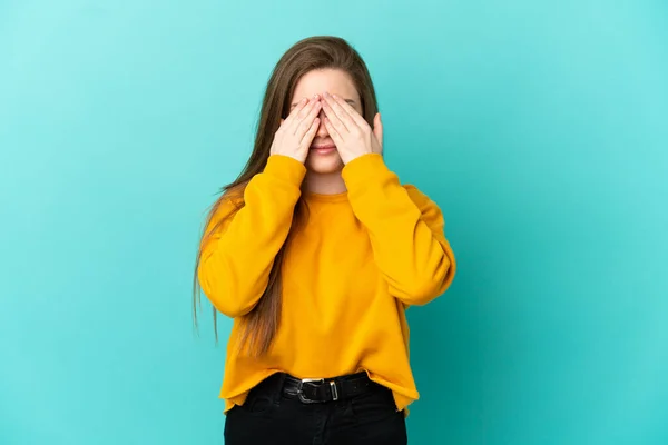 Adolescente Menina Sobre Isolado Fundo Azul Cobrindo Olhos Por Mãos — Fotografia de Stock
