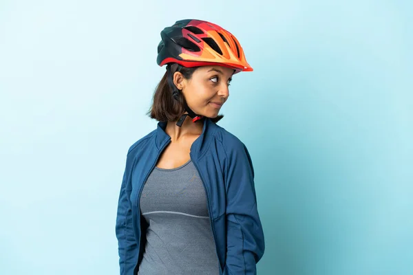 Genç Bisikletçi Kadın Mavi Arka Planda Izole Edilmiş Portre — Stok fotoğraf