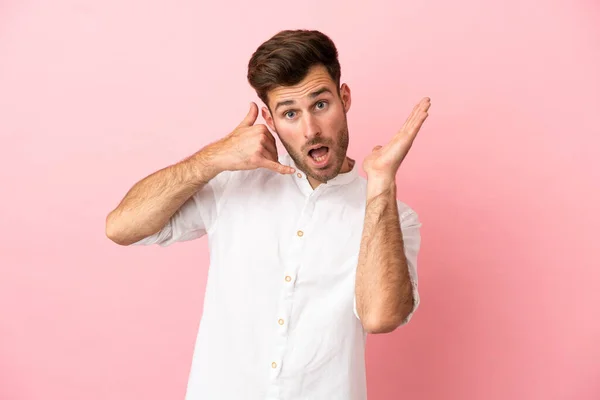 Νεαρός Καυκάσιος Όμορφος Άντρας Απομονωμένος Ροζ Φόντο Κάνοντας Τηλεφωνική Χειρονομία — Φωτογραφία Αρχείου