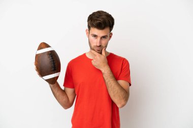 Beyaz arka planda ragbi oynayan beyaz tenli genç bir adam...