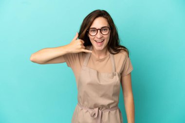 Restoran garsonu telefon jesti yapıyor. Bana geri dönüş işareti ver.