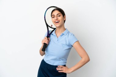 Yakışıklı genç tenisçi, beyaz arka planda soyutlanmış, kolları kalçasında ve gülümseyen bir kadın.