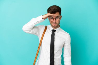 İş adamı izole edilmiş arka planda. Bir şeye bakmak için çok uzaklara bakıyor.