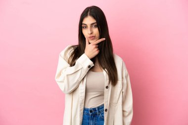 Pembe arka planda soyutlanmış beyaz bir kadın.