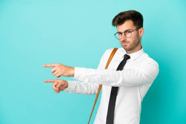 İzole edilmiş arka planda iş adamı parmak göstererek bir ürün sunuyor.