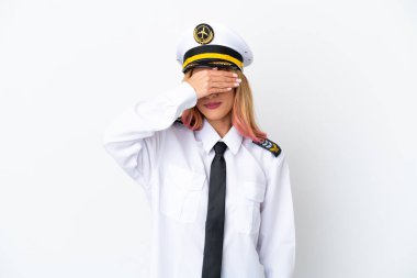 İzole edilmiş beyaz arka planda el ele tutuşan uçak pilotu. Bir şey görmek istemiyorum.