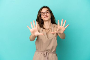 Restoran garsonu parmaklarıyla on tane sayıyor.