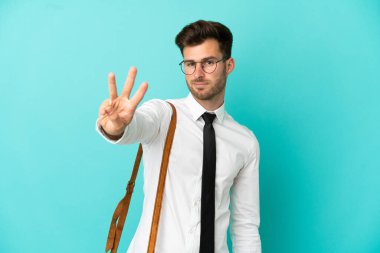 Tecrit edilmiş iş adamı mutlu ve parmaklarıyla üçe kadar sayıyor.