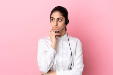 Genç pazarlamacı soyutlanmış bir geçmişe sahip. Şüpheleri ve düşünceleri var.