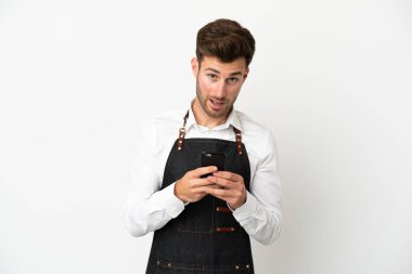 Kafkasyalı garson beyaz arka planda izole edilmiş, şaşırmış ve bir mesaj gönderiyor.