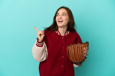 Beyzbol oynayan beyaz bir kadın, mavi arka planda soyutlanmış bir şekilde parmağını kaldırarak çözümü bulmaya çalışıyor.