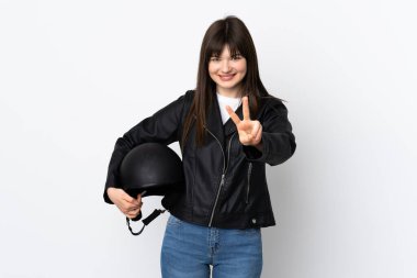 Beyaz arka planda izole edilmiş motosiklet kaskı tutan kadın gülümsüyor ve zafer işareti gösteriyor.