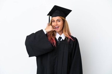 Genç üniversite mezunu, izole edilmiş beyaz bir arka planda telefon jesti yapıyor. Bana geri dönüş işareti ver.