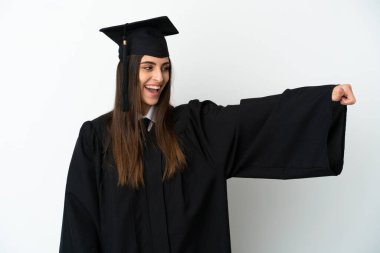 Genç üniversite mezunu, beyaz arka planda izole bir şekilde baş parmak hareketi yapıyor.