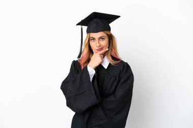 Tecrit edilmiş beyaz arka plan düşüncesi üzerine genç üniversite mezunu