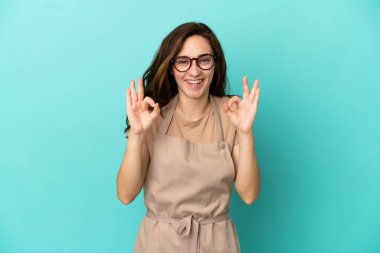 Restoran garsonu parmaklarıyla 