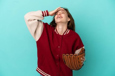 Beyzbol oynayan beyaz bir kadın mavi arka planda soyutlanmış, gülümsüyor.