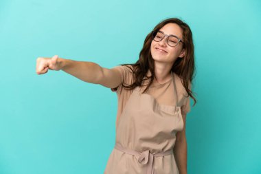 Restoran garsonu iyi niyet gösterisi yapıyor.