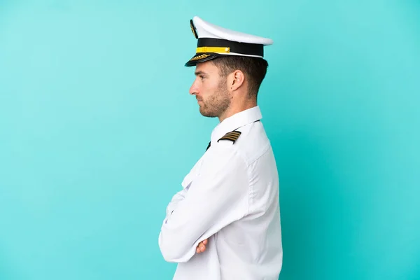 Vliegtuig Kaukasische Piloot Geïsoleerd Blauwe Achtergrond Laterale Positie — Stockfoto