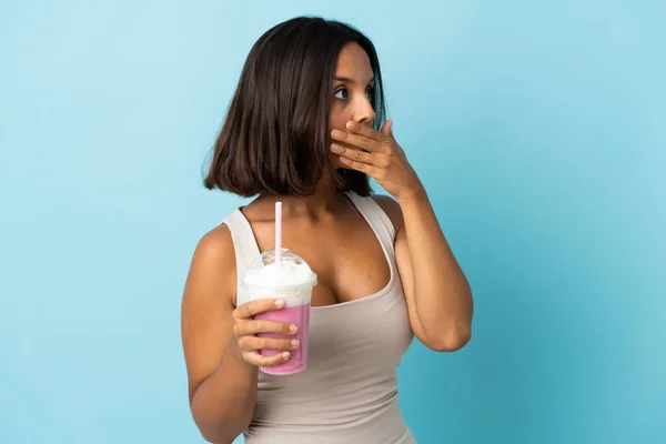 Mujer Joven Con Batido Fresa Aislado Sobre Fondo Azul Cubriendo —  Fotos de Stock