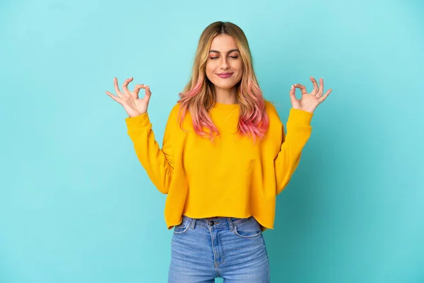 Junge Frau Vor Isoliertem Blauen Hintergrund Zen Pose — Stockfoto