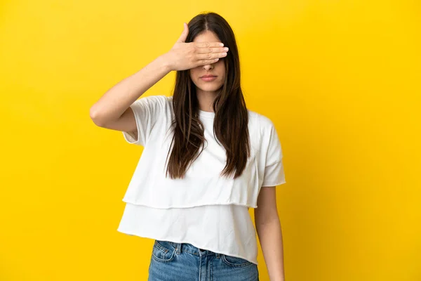 Mulher Caucasiana Jovem Isolado Fundo Amarelo Cobrindo Olhos Por Mãos — Fotografia de Stock