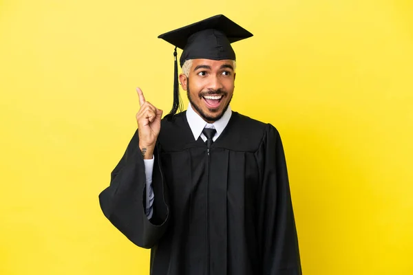 Junger Kolumbianischer Universitätsabsolvent Isoliert Auf Gelbem Hintergrund Der Die Lösung — Stockfoto