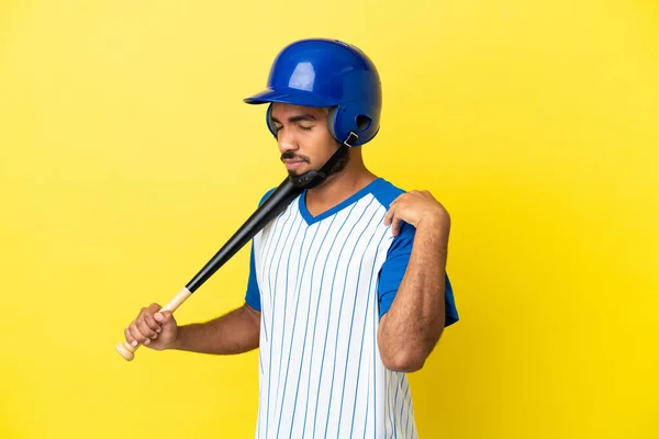 Jonge Colombiaanse Latino Man Spelen Honkbal Geïsoleerd Gele Achtergrond Die — Stockfoto