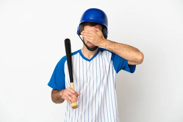 Mladý Běloch Hrající Baseball Izolovaný Bílém Pozadí Zakrývající Oči Rukama — Stock fotografie