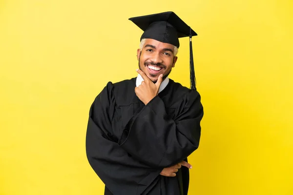 Junger Kolumbianischer Universitätsabsolvent Auf Gelbem Hintergrund Isoliert Lächelnd — Stockfoto