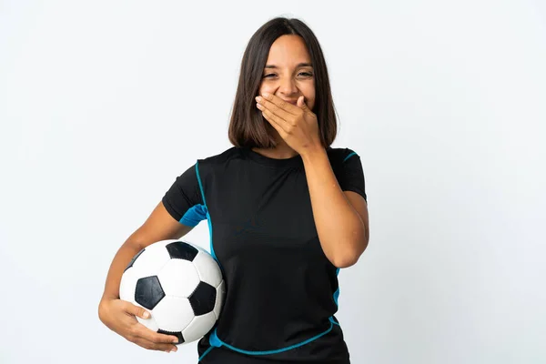 Młoda Piłkarz Kobieta Odizolowany Białym Tle Szczęśliwy Uśmiechnięty Pokrycie Usta — Zdjęcie stockowe