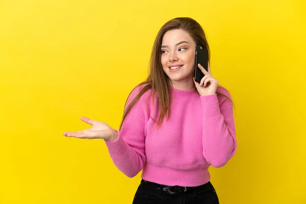 Teenager Κορίτσι Χρησιμοποιώντας Κινητό Τηλέφωνο Πάνω Από Απομονωμένο Κίτρινο Φόντο — Φωτογραφία Αρχείου