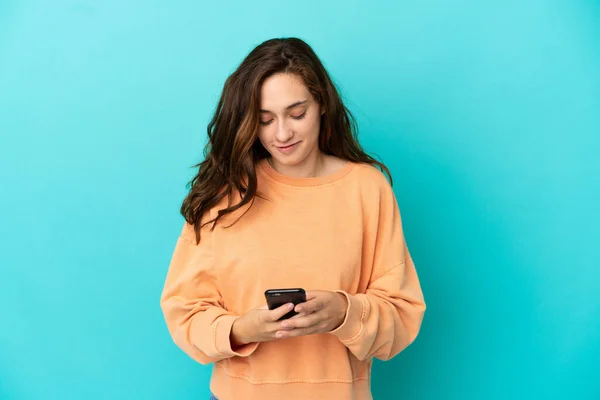 Jovem Caucasiana Isolada Fundo Azul Enviando Uma Mensagem Com Celular — Fotografia de Stock