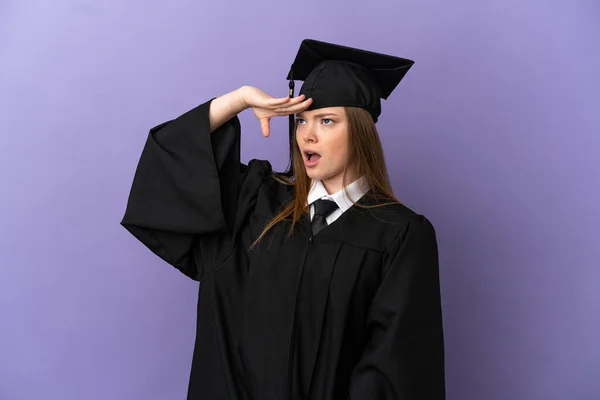 Joven Graduado Universitario Sobre Fondo Púrpura Aislado Haciendo Gesto Sorpresa — Foto de Stock