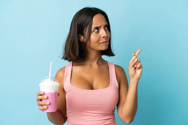 Mujer Joven Con Batido Fresa Aislado Sobre Fondo Azul Con —  Fotos de Stock