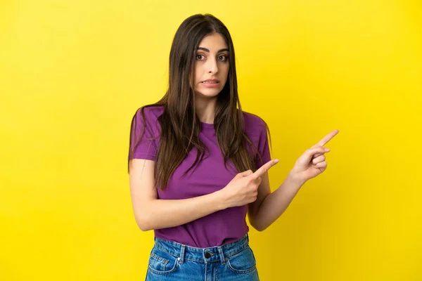 Young Caucasian Woman Isolated Yellow Background Frightened Pointing Side — Stock Photo, Image