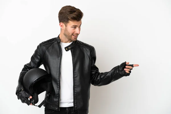 Homem Caucasiano Jovem Com Capacete Motocicleta Isolado Fundo Branco Apontando — Fotografia de Stock