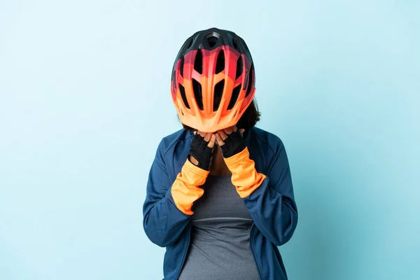 Jonge Fietser Vrouw Geïsoleerd Blauwe Achtergrond Met Vermoeide Zieke Uitdrukking — Stockfoto