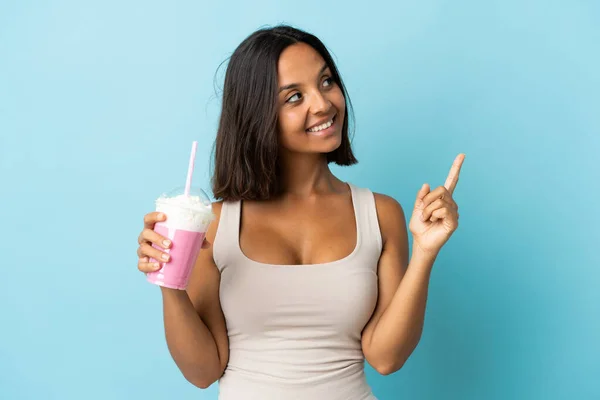 Mujer Joven Con Batido Fresa Aislado Sobre Fondo Azul Señalando —  Fotos de Stock