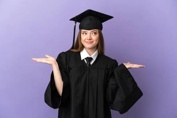 Joven Graduado Universitario Sobre Fondo Púrpura Aislado Teniendo Dudas Mientras — Foto de Stock