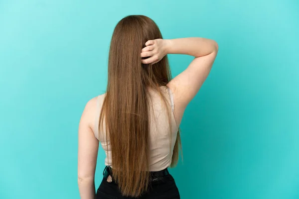 Tini Lány Több Mint Elszigetelt Kék Háttér Hátsó Pozícióban Gondolkodás — Stock Fotó