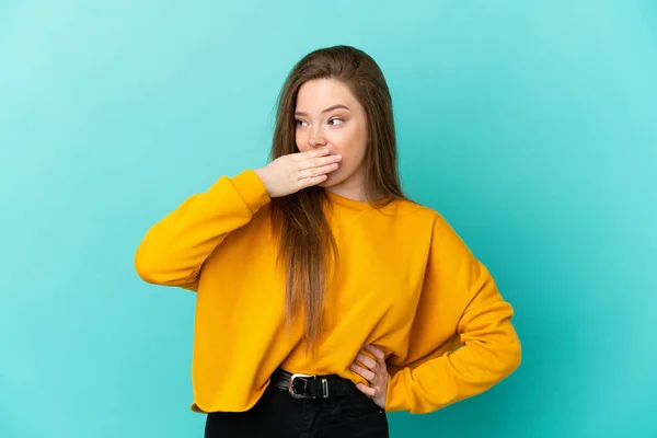 Adolescente Chica Sobre Aislado Fondo Azul Haciendo Gesto Sorpresa Mientras —  Fotos de Stock