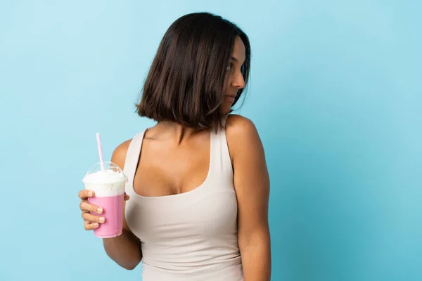 Mujer Joven Con Batido Fresa Aislado Sobre Fondo Azul Retrato —  Fotos de Stock