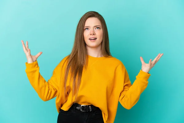 Tonårstjej Över Isolerad Blå Bakgrund Stressad Överväldigad — Stockfoto