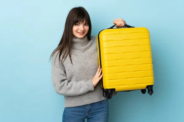 Jovem Ucraniana Isolada Fundo Azul Férias Com Mala Viagem — Fotografia de Stock