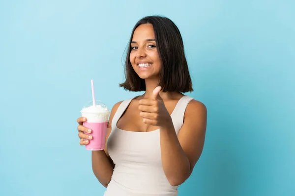 Mujer Joven Con Batido Fresa Aislada Sobre Fondo Azul Con —  Fotos de Stock