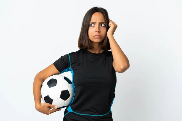 Jovem Jogador Futebol Mulher Isolada Fundo Branco Com Dúvidas Pensamento — Fotografia de Stock