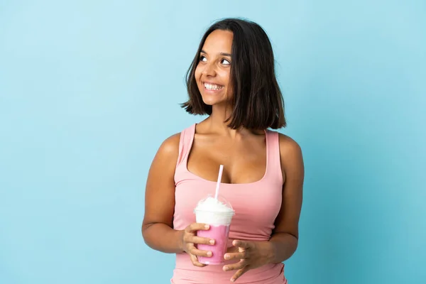 Mujer Joven Con Batido Fresa Aislado Sobre Fondo Azul Pensando —  Fotos de Stock