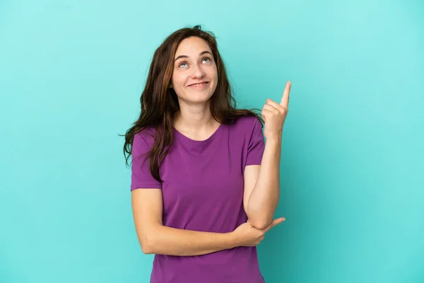 Young Caucasian Woman Isolated Blue Background Pointing Great Idea — Stock Photo, Image