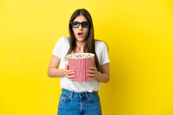 Jeune Femme Caucasienne Isolée Sur Fond Jaune Surprise Avec Des — Photo